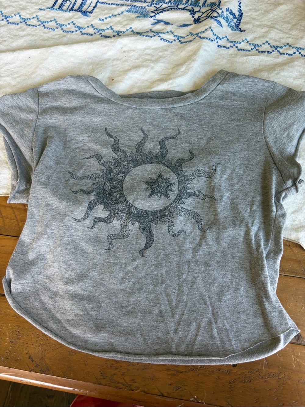 La Hearts Heather Gray Graphic Tee with Arrow Tag